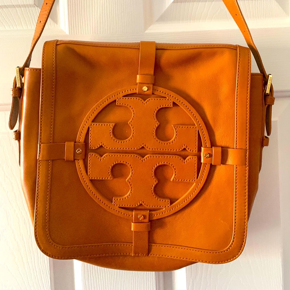 Tory Burch shoulder handbag.